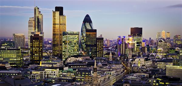 شهر لندن یکی از مراکز برجسته مالی جهانی است این نمای شامل برج 42 Gherkinساختمان ویلیسبرج بورس سهام و Lloyd`s of London و Canary Wharf در پس زمینه است